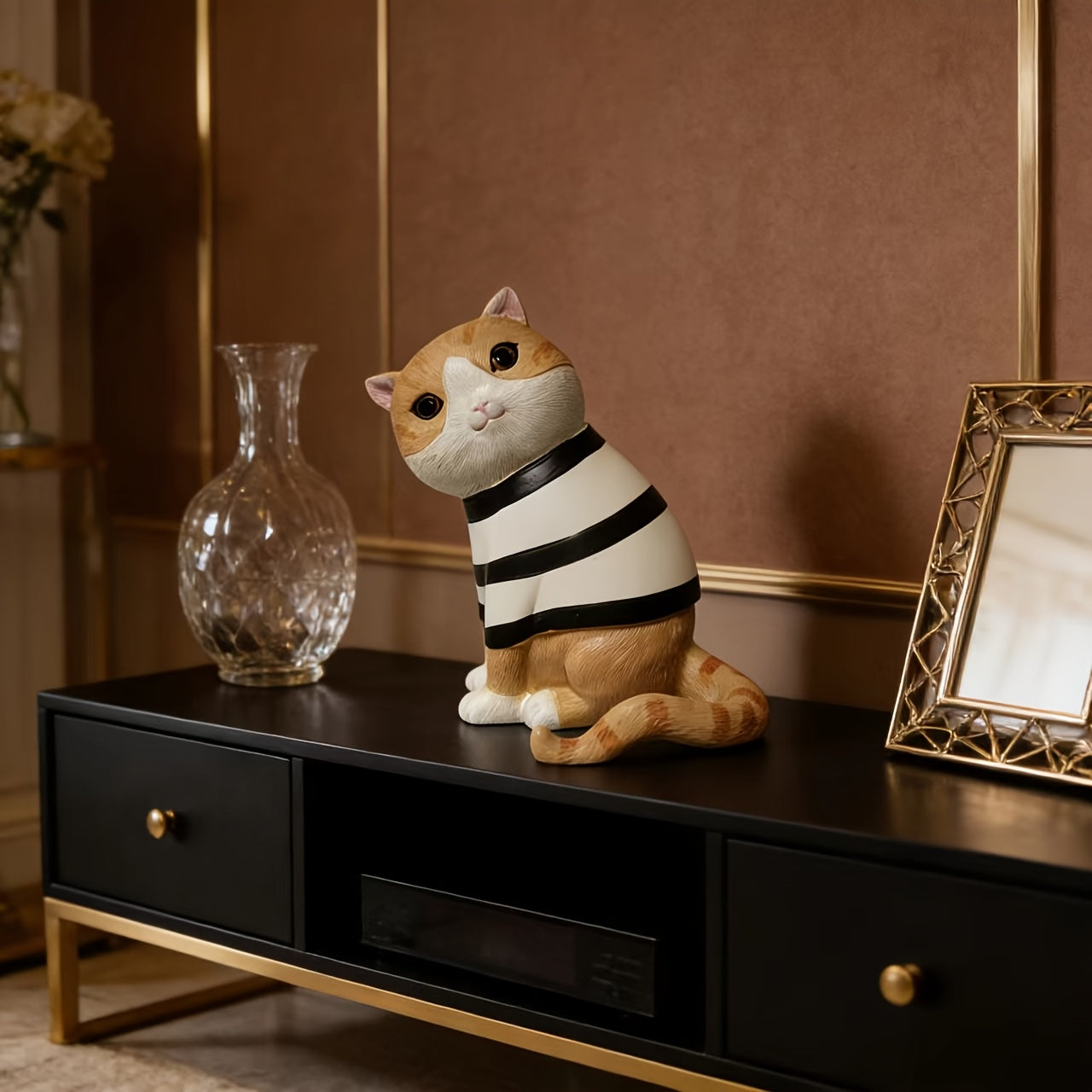 1pc Cute Sitting Cat Light Luxury TV Cabinet Living Room Decoration Piece, Adorable Striped Cat Home Desktop Creative Statue, Sitting Cat Suitable for European Home Living Room Desktop Decoration Piece
